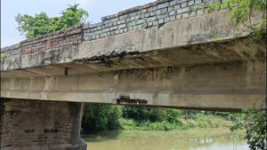 सासाराम-बक्सर हाईवे पर पुल को नुकसान के कारण ट्रैफिक पर पाबंदियां; 23 पुलों की हालत बेहद खराब पाई गई।