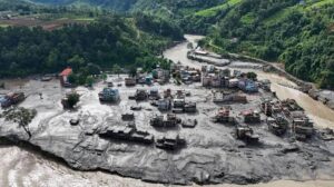 नेपाल में बाढ़ के बाद 11 हाइड्रोपावर साइटों पर 900 से ज़्यादा लोग फँसे या लापता हैं।